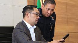 Gubernur Jawa Barat melakukan pengisian data mandiri pada Sensus Penduduk Online